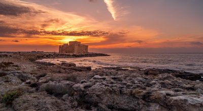Sonnenaufgang mit Blick auf die mittelalterliche Burg von Paphos