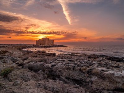 Sonnenaufgang mit Blick auf die mittelalterliche Burg von Paphos
